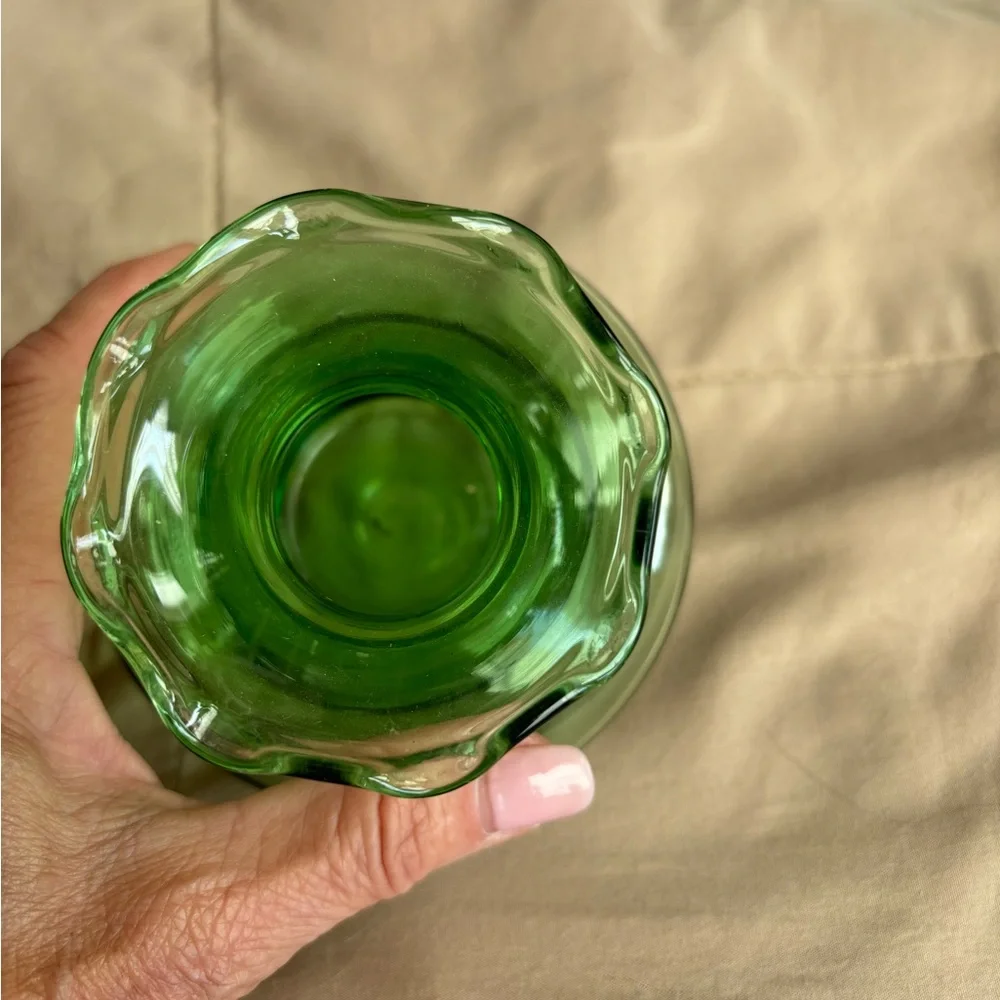 Vintage anchor hocking bud vase. Forest Green crimped ruffled edge. No callouts.